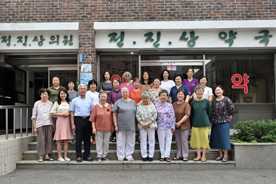 사진 첫줄 왼쪽에서 4번째부터 유송자 사회복지사, 배현정 원장, 김영자 간호사, 최소희 약사, 강귀엽 간호사, 최혜영 사회복지사./사진=포니정재단