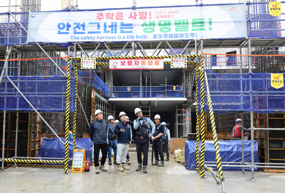 사진 왼쪽 3번째 임재욱 SK에코플랜트 CSO가 광명자이힐스테이트SK뷰 신축공사 현장을 방문해 안전관리실태와 예방활동 이행상태를 점검하고 있다./사진=SK에코플랜트 제공