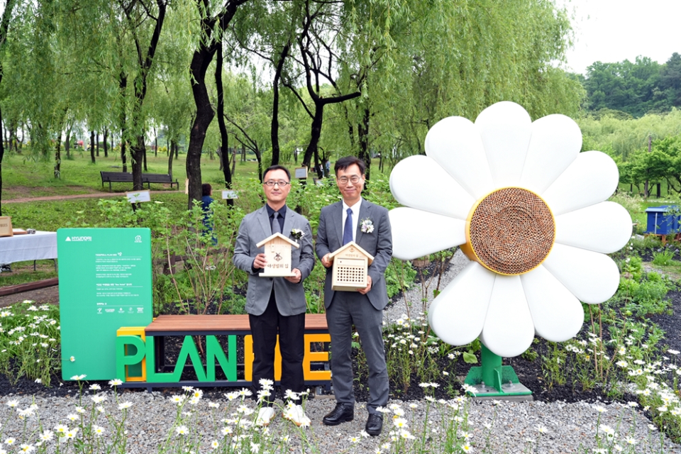 ‘꿀벌 서식지’ 개장식 행사 이후, 사진 왼쪽 현대엔지니어링 엄홍석 커뮤니케이션실장과 오른쪽 서울시 정원도시국 이수연 국장이 포토존에서 기념촬영을 하고 있다./사진=현대엔지니어링