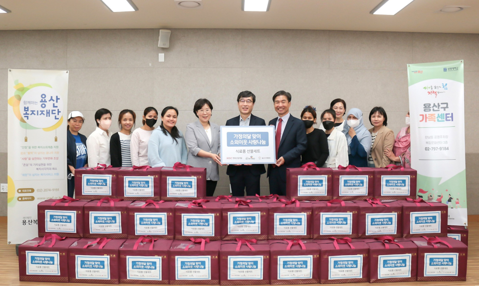 사진 왼쪽 6번째부터 한선규 용산구 가족센터장, 도기탁 HDC현대산업개발 재경부문장, 김경원 용산복지재단 사무국장/사진=HDC현산