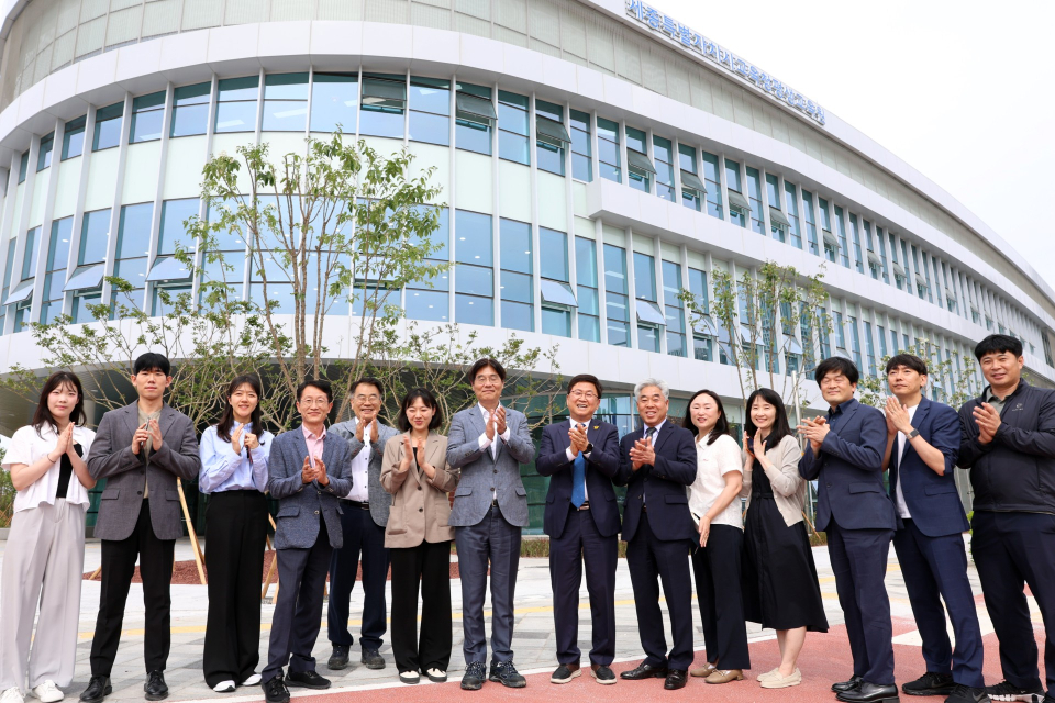 사진 왼쪽 7번째 김형렬 행복청장과 오른쪽 7번째 최교진 세종시교육청교육감이 평생교육원 앞에서 관계자들과 함께 기념사진을 촬영하고 있다./사진=행복청