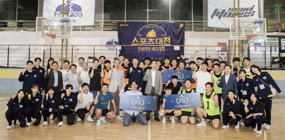 본부대항 배구대전에서 1‧2‧3위를 차지한 팀이 시상식을 마친 후 현대건설 이한우 대표(가운데)를 비롯한 경영진, 현대건설 배구단과 함께 기념사진을 찍고 있다./사진=현대건설