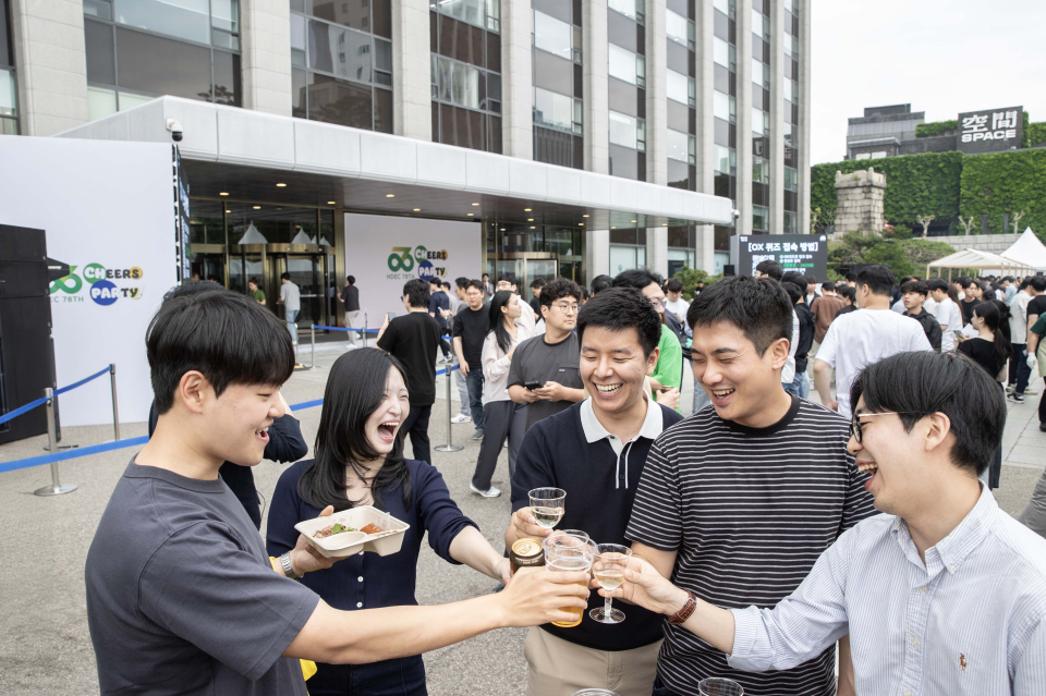 현대건설 계동 본사에서 열린 치얼스 파티에 참여한 임직원들이 건배를 외치며 격의 없는 소통의 시간을 가지고 있다./사진=현대건설