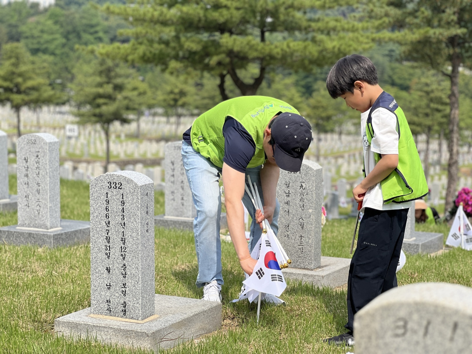 현대엔지니어링 임직원 및 임직원 가족이 국립서울현충원에서 묘역 정화 활동을 펼치고 있다./사진=현대엔지니어링 제공