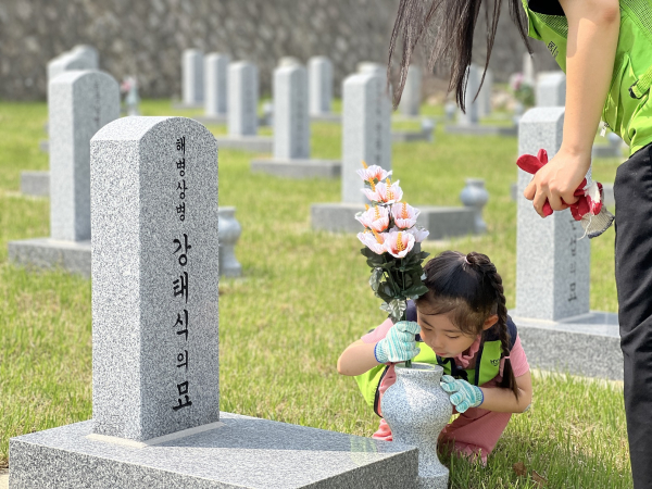 묘역 정화 활동을 펼치고 있다./사진=현대엔지니어링 제공