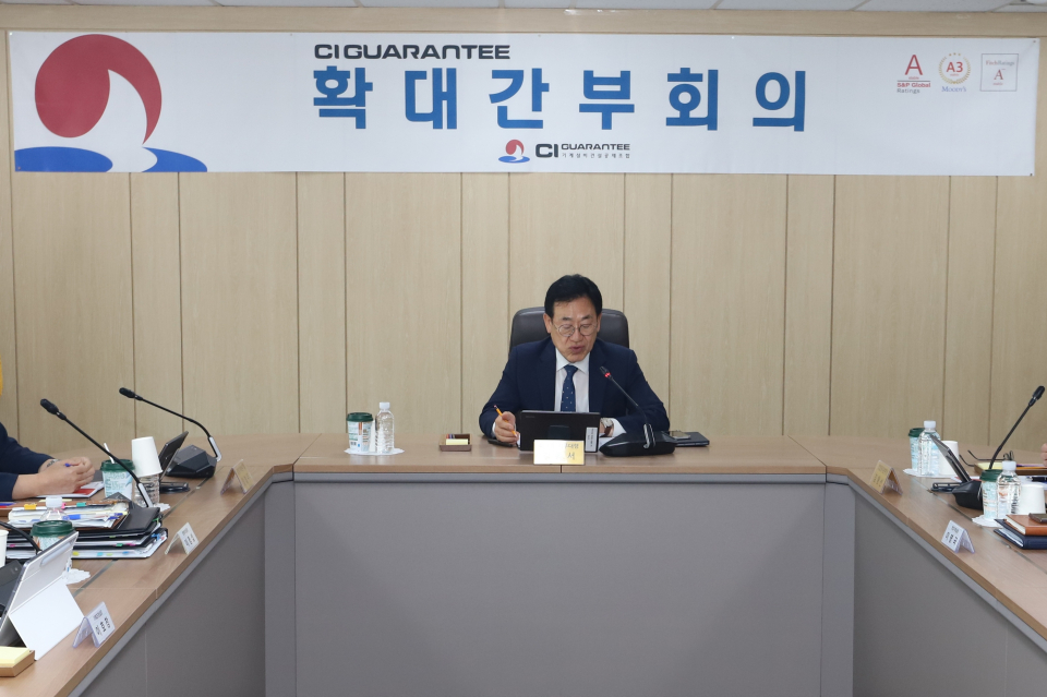 김종서 이사장(직무대행)이 제6차 확대간부회의에서 모두발언을 하고 있다./제공= CI GUARANTEE