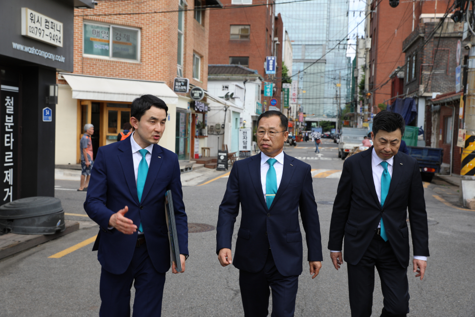 포스코이앤씨 정희민 사장과 임직원들이 현장을 직접 둘러보고있다.