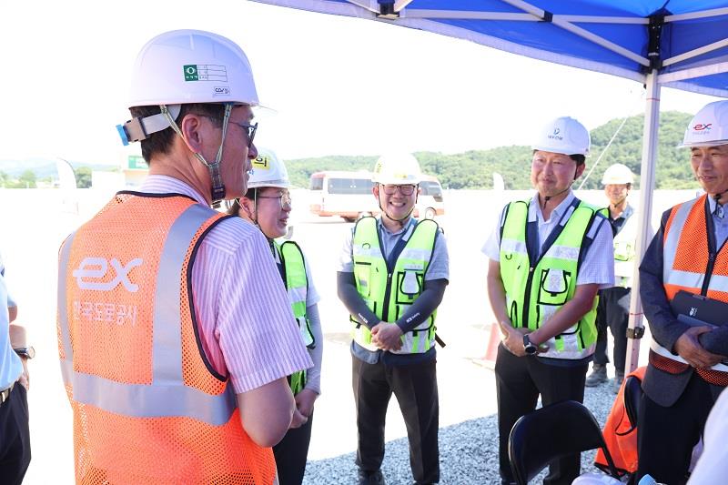 사진 왼쪽에서 1번째 함진규 한국도로공사 사장이 천안안성 고속도로 건설공사 현장을 찾아 폭염대비 휴게시설 관리현황과 안전관리계획에 대한 설명을 듣고 있다./사진=한국도로공사 제공