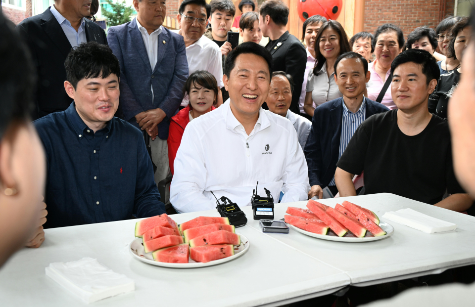 자양4동 재개발 현장을 방문한 오세훈 서울시장이 지역 주민과 '수박 회동'을 갖고 있다./사진=서울시 제공