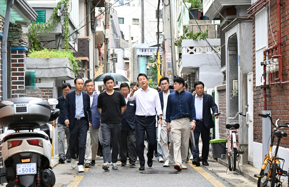 자양4동 재개발 현장을 방문한 오세훈 서울시장이 지역을 둘러보고 있다./사진=서울시 제공