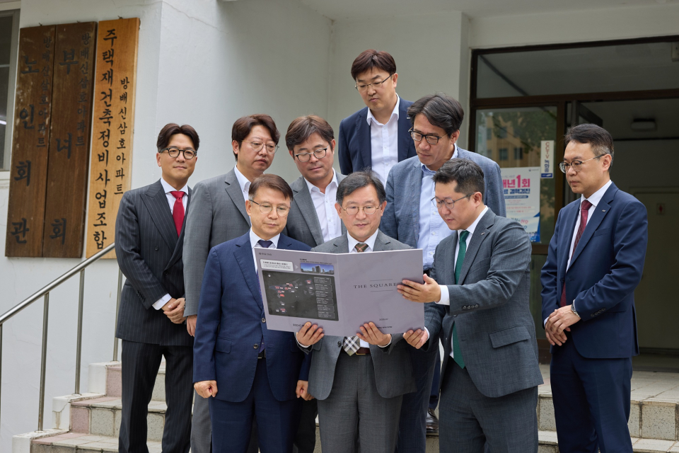 사진 첫째 줄 왼쪽에서 두 번째 정경구 HDC현대산업개발 대표이사/사진=HDC현산 제공